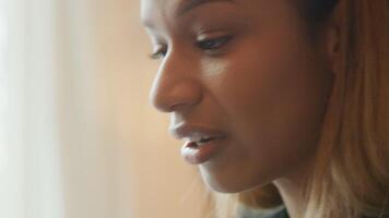 jonge vrouw met video-oproep, praten en denken, close-up video
