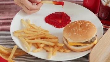 comendo fast food em um prato branco video