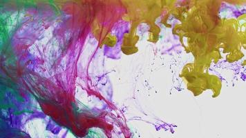 cores abstratas gotas de tinta girando tinta na água video