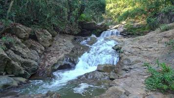 bella cascata di mae sa a chiang mai, in tailandia video