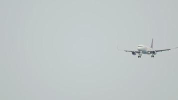 pioggia di atterraggio aereo irriconoscibile video