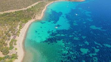 ripresa aerea di una bellissima isola con acque calme e limpide vicino alle barriere coralline video