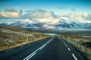 ruta 1 o carretera de circunvalación, o hringvegur, una carretera nacional que recorre islandia y conecta la mayor parte de las zonas habitadas del país foto