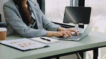 hombre de negocios que trabaja con teléfonos inteligentes, computadoras portátiles y tabletas digitales en la oficina con marketing digital video
