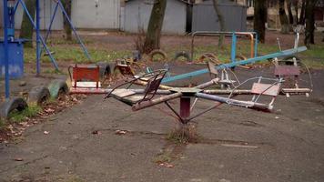 un vecchio giostra ruota nel il terreno di gioco video