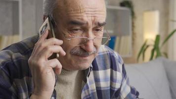 le triste vieux père est abandonné et vies seule. le vieux homme, dont Téléphone (s sont ne pas répondu, Est-ce que ne pas parler à le sien famille et amis, et il se sent solitaire et devient déprimé. video
