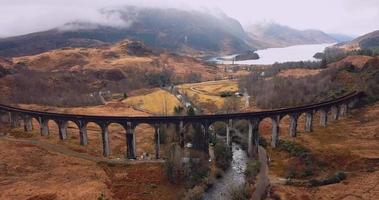 Glenfinnan viaduto dentro Escócia, aéreo Visão video