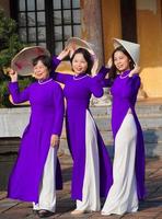 matiz, Vietnam, 2023 - Tres generaciones de vietnamita mujer en matiz, Vietnam foto