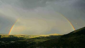 Colorado Duplo arco-íris. arco Iris acima Denver metro área perto dourado, Colorado. video