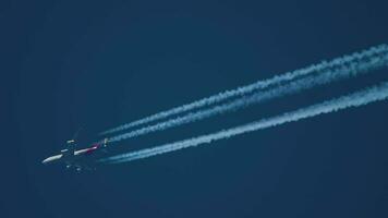 widebody aereo volante a alto altitudine con scia di condensazione video