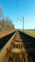 veloce volo vicino per treno brani nel un' chiaro soleggiato giorno video