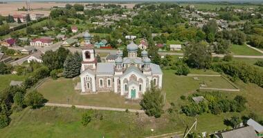 aéreo Visão sobre othodox ou católico Igreja dentro campo em verde Colina video