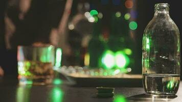 cibo e bevanda maschio amici siamo contento potabile birra e tintinnante bicchieri a un' bar o pub. video