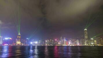 hong kong, novembro 21, 2018 - luz mostrar sobre arranha-céus às noite video