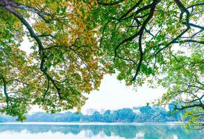 hoan kiem lago - Ho goma o espada lago en el centrar de Hanoi en el niebla en el Mañana. foto