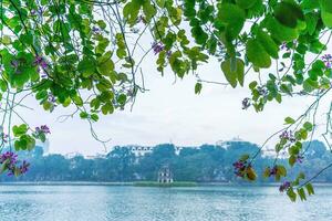 hoan kiem lago - Ho goma o espada lago en el centrar de Hanoi en el niebla en el Mañana. foto