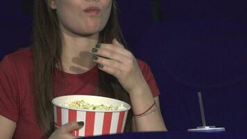 de jong dame is aan het eten popcorn gedurende de screening video