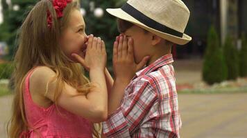bambini copertina loro bocche con mani video