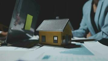 Immobilienmakler-Agent Von der Analyse und Entscheidungsfindung eines Immobiliendarlehens an den Kunden bis zur Unterzeichnung der Vertragsunterlagen für den Immobilienkauf empfehlen Bankangestellte die Genehmigung eines Hypothekendarlehens. video