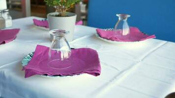 servi et décoré rond de fête table dans une restaurant video