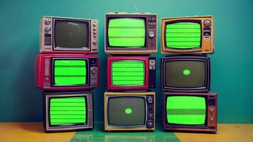 assortito vecchio stile televisori con verde statico schermi. croma chiave video