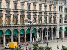 Milán, Italia - 12 noviembre 2023. bicicleta estacionamiento en el cuadrado en frente de el galleria vittorio emanuel. Milán, Italia foto