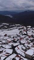 Vertikale Video Dorf von Pitos das juni im Portugal bedeckt mit Schnee nach Sturm