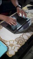 uomo d'affari mani digitando su il computer portatile computer tastiera del computer. vicino su di mani digitando su il computer portatile tastiera con Ingrandisci telecamera movimento. video