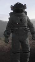 astronaut op een andere planeet met stof en mist video