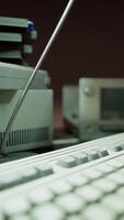 vecchi computer degli anni '80 in un centro di calcolo abbandonato video