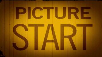 ancien film chef compte à rebours avec grungy textures et rétro esthétique video