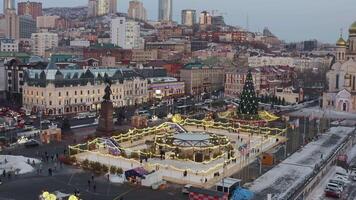 aérien hiver vue de le central carré de Vladivostok avec une patinage patinoire video