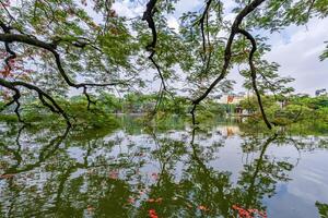 Hanoi, Vietnam - 26 junio 2024 hoan kiem lago o espada lago, Ho goma en Hanoi, Vietnam con Tortuga torre, en claro día con azul cielo y blanco nubes foto