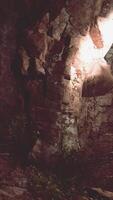 un' grotta con un' leggero In arrivo su di esso video