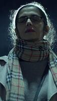 un' misterioso donna è raffigurato nel un' travolgente urbano notte ambientazione, trasudante fascino e fascino video