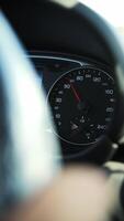 fechar-se do carro painel de controle com velocímetro video