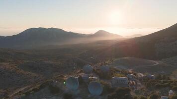 een antenne visie van een berg reeks met sommige antennes video