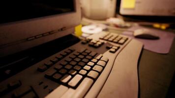 un' vicino su Visualizza di un vecchio computer tastiera e tenere sotto controllo impostare nel un ufficio video
