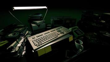 un' retrò computer impostare illuminato di un' Vintage ▾ lampada nel un' ingombra spazio di lavoro video