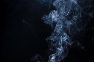 fumar desde llamas o niebla nubes gráfico diseño Arte aislado en oscuro negro antecedentes. foto