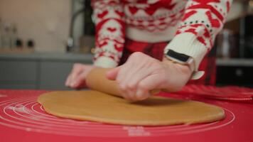 femme dans de fête rouge chandail roulant pâte pour pain d'épice biscuits. processus de cuisine traditionnel Noël bonbons pour hiver vacances à Accueil cuisine video