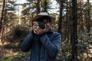explorador capturar bosque momentos con cámara foto