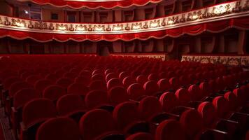 Kyiv, Ucrania, 29 mayo 2024 vacío clásico teatro. filas de vacío rojo terciopelo asientos dentro un teatro o ópera. No personas en salón porque de pandemia. selectivo atención en ópera interior. video