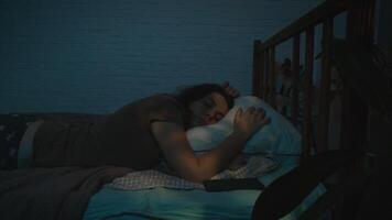 insônia, insônia. cansado jovem mulher é incapaz para dormir às noite. video