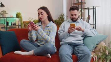 familie huwelijk paar Mens vrouw gebruik makend van smartphones na argument ruzie Bij huis, negeren elk andere video