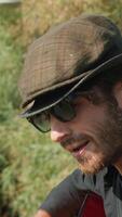 Straße Künstler Spieler singt glücklich mit Sonnenbrille und Gitarre video