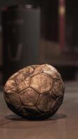 bola de futebol velha no metrô vazio video