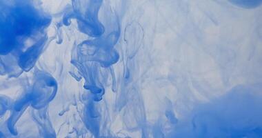 Blau Tinte im Wasser mit ein Blau Hintergrund video