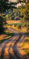 país la carretera con heno fardos cerca un rústico granero a puesta de sol foto